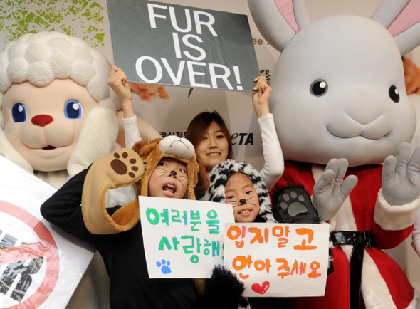 24일 서울 강남구 삼성동 섬유센터빌딩에서 열린 2회 ‘사랑을 입다’ 인조모피 패션쇼장에 모인 사람들이 모피 반대 퍼포먼스를 하고 있다. 강재훈 선임기자 khan@hani.co.kr