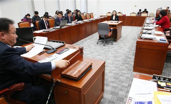 이상민 국회 방송공정성특위 위원장이 28일 열린 마지막 전체회의에서 개회를 알리는 의사봉을 두드리고 있다. 뉴스1