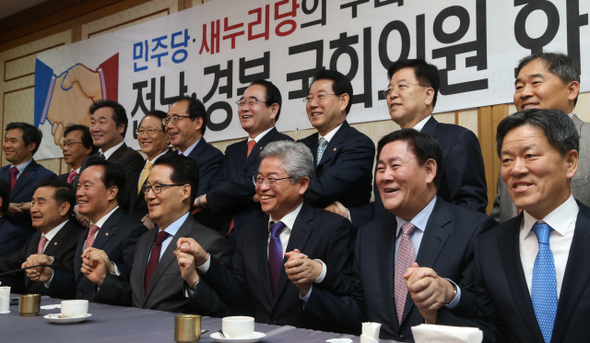 새누리당 경북지역 의원들과 민주당 전남지역 의원들이 2일 오전 국회 의원식당에서 ‘민주당·새누리당의 뿌리지역 전남·경북 국회의원 화합 모임’을 열었다. 이정우 선임기자 woo@hani.co.kr