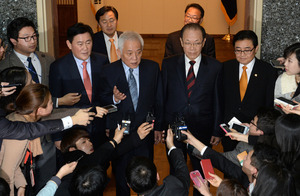 새누리당 황우여 대표와 최경환 원내대표, 민주당 김한길 대표와 전병헌 원내대표가 3일 밤 서울 여의도 국회의장 접견실에서 정국 정상화를 위한 3차 4자 회담을 마친 뒤 취재진의 질문에 답하고 있다. 여야는 회담에서 국가정보원 개혁 특위를 설치하기로 합의했고 특검 도입은 추후 협의하기로 했다. 2013.12.3/뉴스1