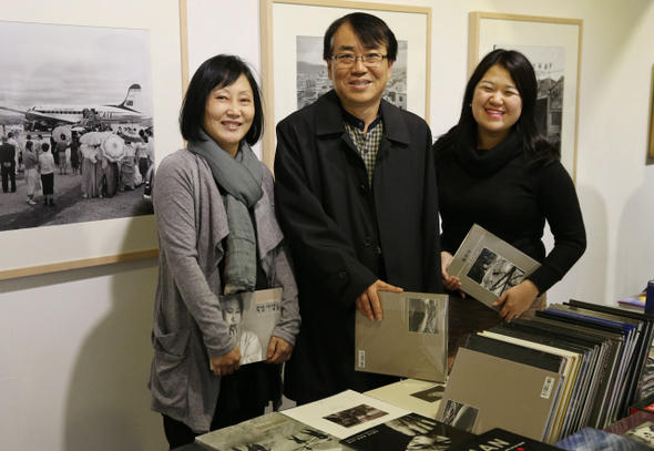 서울 종로구 통의동 류가헌 갤러리에서 열리고 있는 ‘눈빛출판사 창립 25주년 기념 도서전’ 개막일인 11월26일, 전시장에 나온 안미숙 편집장, 이규상 대표, 성윤미 편집자.(왼쪽부터) 강창광 기자 <A href="mailto:chang@hani.co.kr">chang@hani.co.kr</A> 