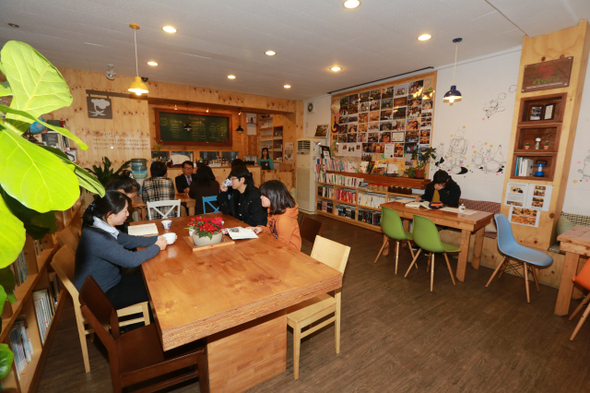 전북 완주군 봉동읍사무소 1층에 있는 북카페 보물섬에서 6일 주민들이 모여 책을 보거나 서로 얘기를 나누고 있다. 완주군 제공