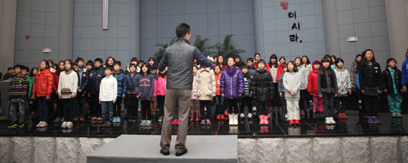 너울가지 합창단이 지난달 28일 대전 대덕구의 한 교회 강당에서 함선식 지휘자의 지도를 받으며 전체 연습을 하고 있다.