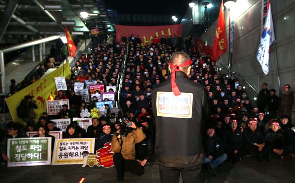 전국철도노동조합이 8일 오후 서울 청량리역 앞에서 개최한 ‘총파업 승리를 위한 지구별 야간 비상총회’에서 노조원들이 구호를 외치고 있다. 류우종 기자 wjryu@hani.co.kr