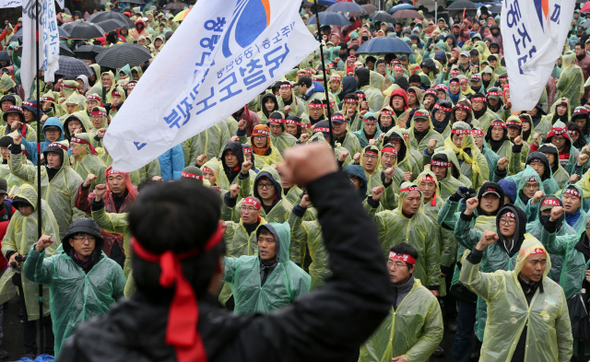 전국철도노동조합이 수서발 고속철도(KTX) 자회사 설립에 반발해 총파업을 시작한 9일 오후 서울역 광장에서 서울지역 조합원들이 모여 총파업 결의대회를 열고 있다. 김정효 기자 hyopd@hani.co.kr