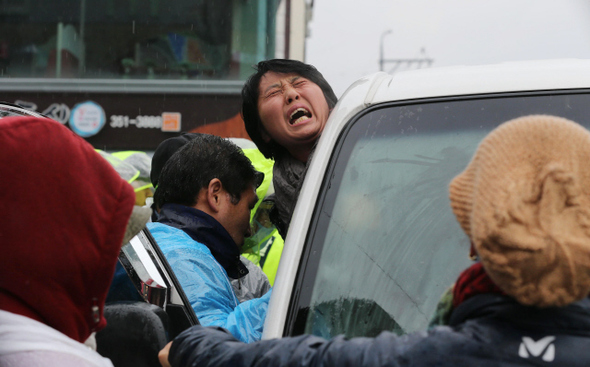 <b>밀양 송전탑 분향소 이틀째 충돌</b> 경남 밀양시 초고압 송전탑 건설에 반대하다 목숨을 끊은 유아무개(71)씨의 분향소를 옮기려던 문정선 밀양시의원 등이 9일 비가 내리자 분향소 물품을 옮기려다, 밀양시 삼문동 밀양교 앞에서 경찰이 가로막자 차창 밖으로 몸을 내밀어 항의하고 있다. 밀양 765㎸ 송전탑 반대 대책위원회와 주민들은 밀양 시내에서 밤새 노숙을 하며 분향소를 지키다 이날 경찰과 이틀째 충돌했다.  밀양/박종식 기자 <A href="mailto:anaki@hani.co.kr">anaki@hani.co.kr</A>