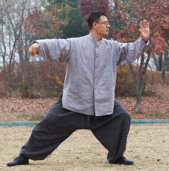 ‘밝은빛 태극권’의 박종구 원장이 태극권 시범.