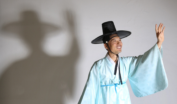 <적벽가> 완창 무대 꾸미는 젊은 명창 박성환씨. 9일 서울 <한겨레> 스튜디오에서 적벽가 한 대목을 불러 보이고 있다. 신소영 기자 viator@hani.co.kr