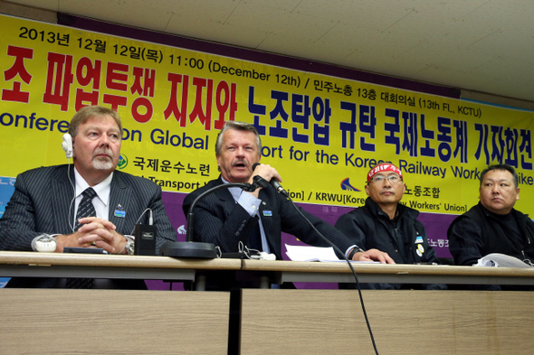 외위스테인 아슬락센 국제운수노련 철도분과 의장(가운데)이 12일 오전 서울 정동 전국민주노동조합총연맹 사무실에서 열린 ‘철도노조 파업투쟁 지지와 노조탄압 규탄 국제노동계 기자회견’에서 한국 철도 노동자들의 파업을 지지하는 발언을 하고 있다. 이날 회견에는 칼슨 링우드 영국 철도해운노조 중앙집행위원(왼쪽)과 김명환 철도노조위원장이 함께했다. 이정아 기자 leej@hani.co.kr