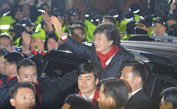 지난해 12월19일 밤 당선이 확실시된 뒤 새누리당 당사로 들어서던 박근혜 대통령. 사진공동취재단