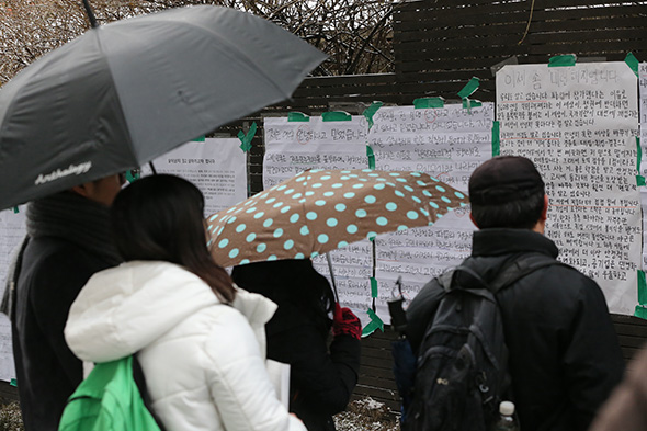 14일 오후 서울 성북구 안암동 고려대 교내에 붙은 ‘안녕하십니까’ 호응 대자보들을 읽고 있는 학생들. 김봉규 선임기자 bong9@hani.co.kr