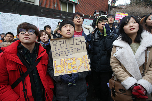 고려대학교 학생이 사회문제에 대한 관심을 촉구하며 학교 게시판에 올린 ‘안녕하십니까’란 제목의 대자보가 학교 안팎으로 반향을 일으킨 가운데 14일 오후 서울 성북구 안암동 고려대 정경대 후문에서 뜻을 같이 학생들이 대자보 앞에 모여 자유발언을 하고 있다. 김봉규 선임기자 bong9@hani.co.kr