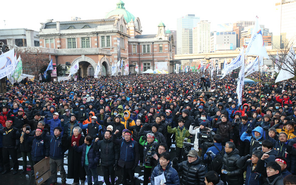 전국철도노동조합 조합원들이 14일 오후 서울역광장에서 ‘철도 민영화 저지·노동 탄압 중단 범국민 대회’를 열고 구호를 외치고 있다. 한국철도공사(코레일) 사측과의 실무교섭이 무산된 가운데 전국에서 모인 조합원들은 “총파업 총력 투쟁으로 철도 민영화 저지하자”, “국민과 함께 투쟁하여 승리해 돌아가자” 등의 구호를 외치며 코레일과 정부를 규탄했다. 김봉규 선임기자 bong9@hani.co.kr