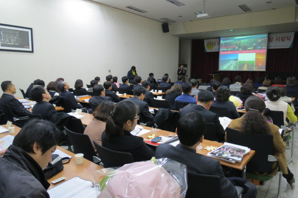 지난 6일 열린 ‘2013 대한민국 지역사회복지 대상’ 시상식에는 지방자치단체 관계자 등 100여명이 참석해 성황을 이뤘다.