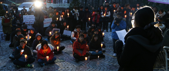 동국대 학생들이 16일 저녁 서울 중구 동국대 이해랑예술극장 앞에서 열린 ‘안녕들 하십니까’ 자유발언 대회에서 촛불을 들고 한 참가자의 발언을 듣고 있다. 김정효 기자 hyopd@hani.co.kr