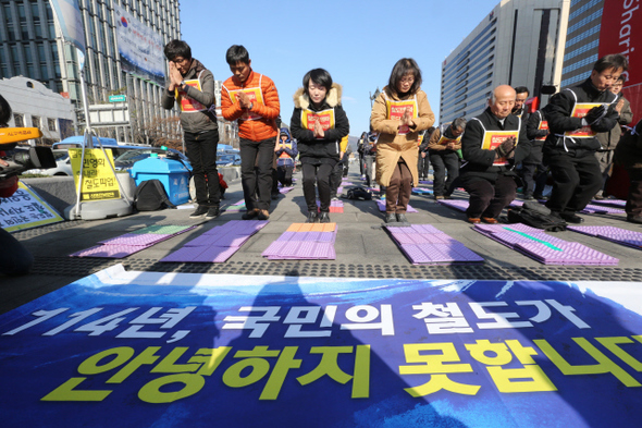 ‘고속철도 민영화 저지와 철도 공공성 강화를 위한 범국민대책위원회’ 회원들이 18일 오전 서울 세종로 광화문광장에서 ‘철도 민영화 반대, 정부에 대한 대화 촉구, 철도노동자 탄압중단’ 등을 호소하며 국내 철도 역사 114년을 뜻하는 114배를 하고 있다.  김태형 기자 xogud555@hani.co.kr