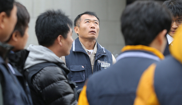 갑을오토텍 노동자들이 18일 오후 서울 서초동 대법원 앞에서 임금·퇴직금 청구 소송에 대한 대법원 선고 뒤 망연자실한 표정을 짓고 있다. 대법원은 “회사는 23억원을 지급하라”고 원고 일부 승소로 판결한 원심을 깨고 사건을 대전고법으로 돌려보냈다. 박종식 기자 anaki@hani.co.kr