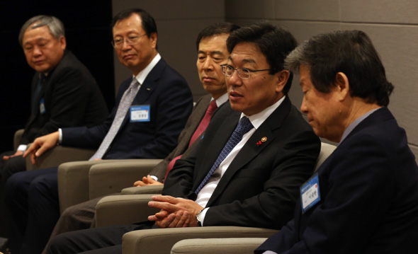 통상임금 대응 어떻게… 윤상직 산업통상자원부 장관(오른쪽 둘째)이 19일 오전 서울 남대문 대한상공회의소에서 열린 ‘산업통상자원부 장관 초청 기업 시이오(CEO) 조찬간담회’ 시작 전 통상임금에 대한 대법원 판결과 관련해 기업인들과 이야기하고 있다. 오른쪽부터 이승한 홈플러스 회장, 윤 장관, 김도훈 산업연구원장, 김종갑 지멘스 회장, 김진형 남영비비안 사장. 연합뉴스