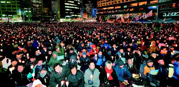 ‘국정원 정치공작 대선개입 시국회의’ 등 시민사회단체와 종교계, 대학생, 일반 시민 등 2만여명(주최쪽 추산)이 박근혜 대통령 당선 1주년인 19일 저녁 서울시청 앞 서울광장에서 촛불집회를 열어 “불통과 분열의 정치로 민주주의 가치가 훼손됐다”고 비판했다. 김봉규 선임기자 <A href="mailto:bong9@hani.co.kr">bong9@hani.co.kr</A>