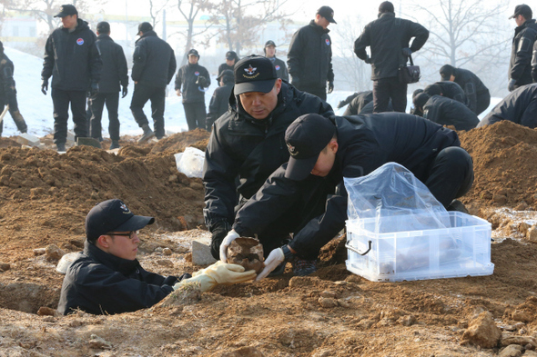 국방부 유해발굴 감식단 장병들이 20일 오전 경기 파주 적성면 답곡리 북한군·중국군 묘지에서 중국군 유해 수습 작업을 하고 있다. 지난 6월 박근혜 대통령의 중국 방문 이후 한중 양국은 여러 차례 실무 협상을 벌여 중국군 유해 송환에 합의했으며, 국방부는 19일부터 유해 425구에 대한 개토 작업 등 수습 작업을 하고 있다.  파주/김태형 기자 xogud555@hani.co.kr