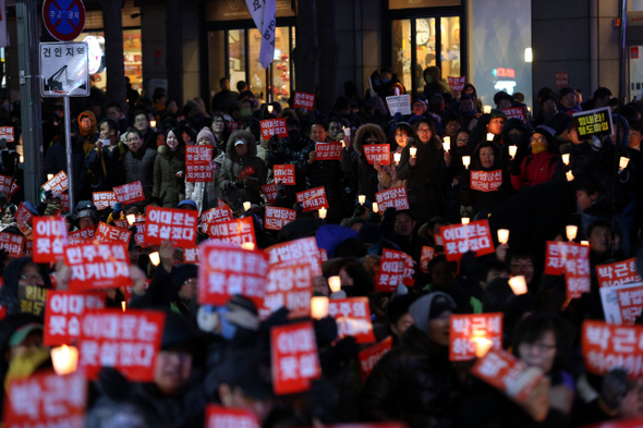 체감온도가 영하 10도까지 떨어진 한파 속에서도 주최쪽 추산 1만5000명(경찰 추산 2000명)이 참여한 ‘국정원 시국회의’ 주최 ‘안녕 대자보 촛불집회’가 21일 저녁 서울 청계광장에서 열렸다. 직접 대자보를 써서 단상에 올라 정부를 규탄하는 참석자들의 연설을 촛불을 손에 든 시민들이 듣고 있다. 김태형 기자 xogud555@hani.co.kr