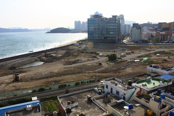 2018년 해운대해수욕장 백사장 바로 앞 해운대 관광리조트 부지에는 101층 호텔 1채와 85층 아파트 2채 등 초고층 건물이 들어선다. 현재 해운대해수욕장 백사장 앞에는 특급호텔 4곳(팔레드시즈·파라다이스·노보텔·웨스틴조선)이 있는데 해안 경관 보존을 위해 20층 이하로 건축됐다. 부산참여자치시민연대 제공