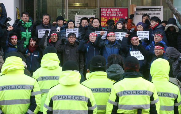 22일 오전 서울 중구 정동 민주노총 앞에서 철도노조원들이 입구를 지키며 구호를 외치고 있다. 민주노총 사무실에는 김명환 위원장 등 철도노조 집행부가 머물고 있는 것으로 알려졌으며, 노조원들은 경찰의 구속영장 강제집행에 대비해 입구를 봉쇄하고 있다. 2013.12.22. 연합뉴스