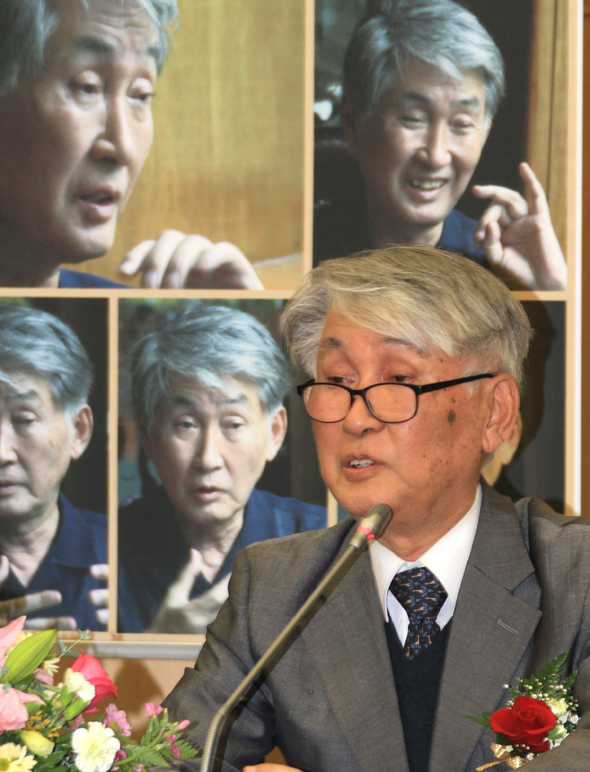 원로 문학평론가 겸 인문학자 김우창이 17일 오전 세종문화회관 예인홀에서 열린 자신의 희수연과 문학선집 <체념의 조형> 출간 기념 집담회에서 발언하고 있다.  곽윤섭 선임기자 <A href="mailto:kwak1027@hani.co.kr">kwak1027@hani.co.kr</A>