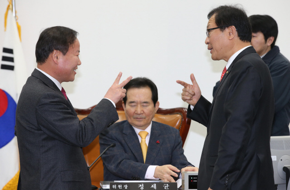 <b>국정원 개혁특위 ‘가위바위보?’</b> 국회 국가정보원개혁특위의 김재원 새누리당 간사(왼쪽)와 문병호 민주당 간사가 24일 오후 간사 협의를 위해 회의가 정회된 뒤 정세균 위원장 앞에서 가위바위보를 하는 듯한 몸짓을 하며 이야기하고 있다. 이정우 선임기자 woo@hani.co.kr