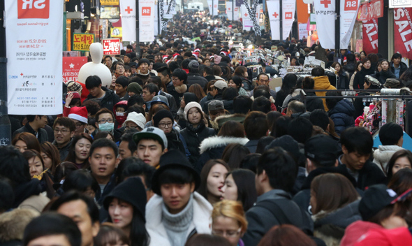  성탄절을 하루 앞둔 24일 오후 서울 중구 명동 거리가 성탄전야를 즐기려는 시민들로 북적이고 있다.  박종식 기자 anaki@hani.co.kr