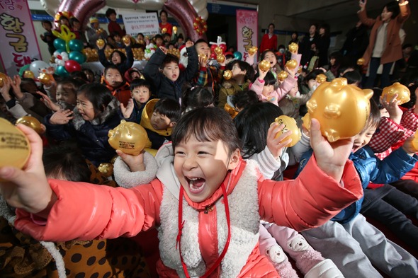 24일 오전 서울 중랑구청에서 열린 사랑의 황금 돼지 저금통 모으기 행사에서 어린이들이 1년 동안 돈을 모은 돼지 저금통을 들고 환하게 웃고 있다. 중랑구 민간어린이집 연합회와 국공립어린이집 연합회는 어린이들이 모은 2100만원을 불우이웃돕기 성금으로 냈다.  류우종 기자 <A href="mailto:wjryu@hani.co.kr">wjryu@hani.co.kr</A>