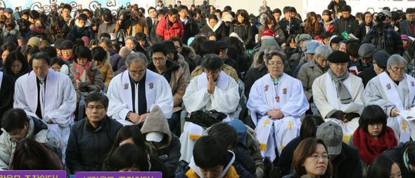 전국목회자정의평화실천협의회와 기독교사회선교연대회의, 촛불교회 등 기독교단체와 교회가 성탄절인 25일 오후 서울광장에서 ‘고난받는 이들과 함께하는 성탄절 연합예배’를 열어 기도하고 있다. 이들은 성탄선언문에서 “땀 흘려 일하는 다수가 가난한 자가 되는 경제제도를, 평범한 다수가 억눌린 자가 되는 정치제도를, 주리고 목마르고 나그네 되어 떠도는 사회제도를 바꾸라는, 주님께서 일러주신 의인의 길에 나서려 한다”고 말했다. 박종식 기자 anaki@hani.co.kr