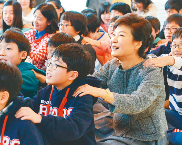 기차놀이하는 대통령 박근혜 대통령이 성탄절인 25일 오전 서울 양천구 신월동 ‘에스오에스(SOS) 어린이마을’을 방문해 어린이들과 기차놀이를 하고 있다.  청와대사진기자단