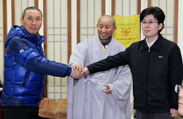 마주 달리던 노사, 마침내 맞잡은 손 조계종 화쟁위원회 도법 스님(가운데) 중재로 26일 서울 종로구 견지동 조계사 한국불교역사문화기념관에서 만난 최연혜 코레일 사장(오른쪽)과 박태만 철도노조 수석부위원장(왼쪽)이 철도 민영화 문제와 파업 해결을 위한 대화에 앞서 악수하고 있다. 공동취재사진