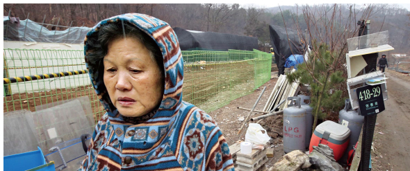 26일 오후 서울 서초구 내곡동 비닐하우스촌에서 강제철거당한 주민들이 갈 곳 없는 처지에 이웃의 비닐집에 신세를 지고 있다. 김봉규 선임기자 bong9@hani.co.kr