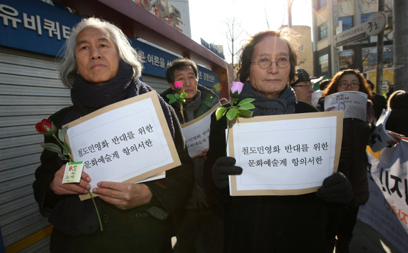 문화예술계, 청와대에 항의서한 박재동 화백(왼쪽)과 정지영 영화감독 등 문화예술계 인사들이 27일 오후 서울 중구 정동 민주노총 앞에서 ‘철도민영화 반대! 민주노총 침탈규탄! 문화예술계 비상시국선언’을 마치고 청와대에 항의서한을 전달하고자 행진하고 있다.  류우종 기자 wjryu@hani.co.kr