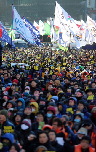 28일 시청 앞 서울광장에서 열린 민주노총 총파업 집회에서 참가자들이 구호를 외치고 있다. (서울=연합뉴스)