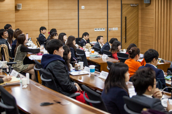 국립외교원이 지난 16일 외교관 후보자 입교식을 마치고 정규 과정에 들어갔다. 이번에 입교한 43명의 교육생은 세 학기(49주)의 교육을 마친 뒤 내년 말 탈락자 4명을 제외하고 모두 외교관으로 임용된다. 사진은 강의를 듣고 있는 교육생들의 모습. 국립외교원 제공