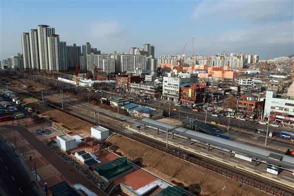 국토교통부는 서울 경의선 가좌역 주변 유휴 철도부지 2만5900㎡에 조성될 가좌 행복주택지구에 대한 지구계획 및 주택건설사업 계획을 확정했다고 29일 밝혔다. 박근혜 정부의 대표적 주거복지 정책인 행복주택의 첫 지구계획 마련이다. 사진은 이날 오후 촬영한 가좌 행복주택 지구 건설 예정지 일대. 연합뉴스