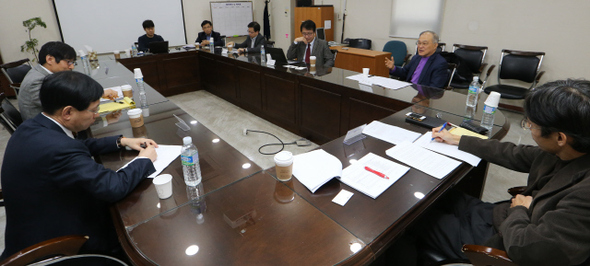 12월2일 서울 마포구 공덕동 한겨레신문사에서 열린 ‘스마트 기기가 부른 사회변화 좌담회’에서 각계 전문가들이 스마트폰 이후의 다양한 변화와 현상에 대해 논의하고 있다. 김정효 기자 hyopd@hani.co.kr
