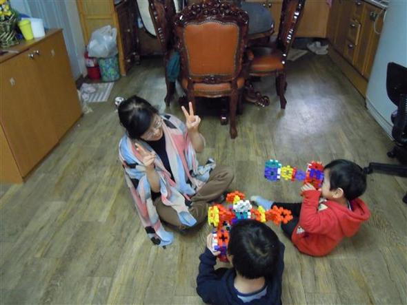26일 경기도 동두천 두드림이레그룹홈에서 석현이가 블록 장난감으로 만든 카메라로 문정화씨의 사진을 찍고 있다. 두드림이레그룹홈에는 석현이와 성우 등 다섯 아이들이 산다. 이곳 시설장인 문씨는 “이 아이들에게 나는 엄마다. 형편이 어려워도 아이들을 위해 그룹홈을 포기할 수 없다”고 말했다.