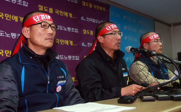 김명환 철도노조 위원장(가운데)이 30일 오후 서울 정동 민주노총에서 파업 중단에 따른 입장 발표 기자회견을 하고 있다. 왼쪽은 공공운수노조연맹 이상무 위원장, 오른쪽은 민주노총 신승철 위원장. 2013.12.30 / 연합뉴스