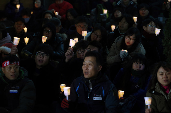 철도노조가 파업을 철회하고 현장 투쟁을 하겠다고 선언한 12월30일 오후 서울 정동 민주노총 앞에서 촛불집회가 열리고 있다. 2013.12.30. 연합뉴스