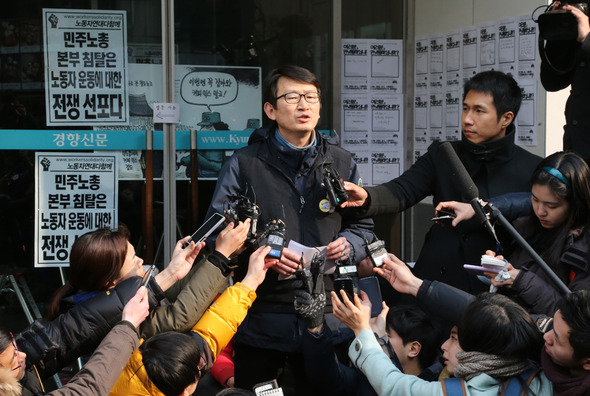 여야 정치권과 철도노조 지도부가 국회에 철도산업발전소위원회를 구성하는 조건으로 철도노조 파업을 철회키로 전격 합의한 30일 오후 서울 중구 정동 민주노총 앞에서 백성곤 철도노조 홍보팀장이 진행상황에 대해 말하고 있다. 2013.12.30. 연합뉴스.