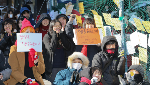 ‘응답하라 1228 뜨거운 안녕’ 행사가 지난 12월28일 오후 서울 청계2가 산업은행 앞에서 열리고 있다. 행사 참가자들은 각자의 안녕하지 못한 사연을 적은 종이를 ‘안녕의 벽’에 매달았다. 행사 뒤 이들은 서울광장에서 열린 민주노총 총파업 집회에 참가했다. 김정효 기자 hyopd@hani.co.kr