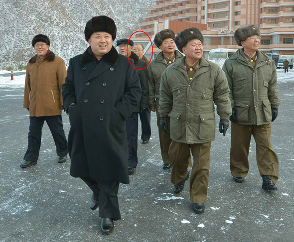 북한 김정은 국방위원회 제1위원장이 완공된 마식령스키장을 돌아봤다고 31일 노동신문이 보도했다. 수행자 중 박명철(동그라미)은 숙청된 장성택의 측근으로 오랫동안 체육상으로 활동해온 북한 체육계의 거물이다. 그는 작년 10월 제12차 인민체육대회 개막식에서 체육상 자격으로 연설한 것을 끝으로 북한 매체에 이름이 소개되지 않았다. 2013.12.31 / 연합뉴스