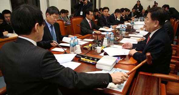외국인투자촉진법 처리에 대한 야당 일각의 반발로 일괄 처리하기로 했던 새해 예산안 심의가 지연되면서 31일 밤늦게 이군현 국회 예산결산특별위원회 위원장(뒷모습)이 예산안조정소위 개회를 선언하고 있다. 이정우 선임기자 woo@hani.co.kr