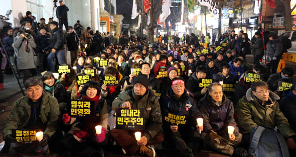 희망의 촛불 들고 31일 오후 서울 중구 정동 경향신문사 앞에서 열린 ‘안녕하지 못한 이유 다 모여라, 민주노총 희망 야간문화제’에 모인 민주노총 조합원들과 시민들이 촛불을 들고 새해 소망을 빌고 있다. 김봉규 선임기자 bong9@hani.co.kr