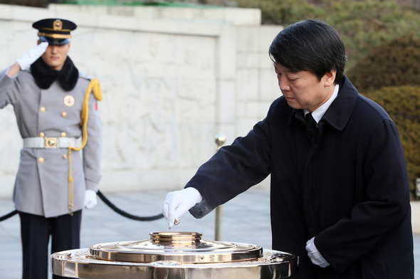 안철수 무소속 의원이 1일 서울 동작구 국립서울현충원에서 분향하고 있다. 2014.1.1 / 연합뉴스