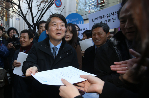 “국민추진위원 가입하세요” 안철수 무소속 의원이 2일 오후 서울 중구 명동 거리에서 시민들에게 ‘국민추진위원’ 가입 신청서를 나눠주며 지지를 호소하고 있다. 신소영 기자 viator@hani.co.kr